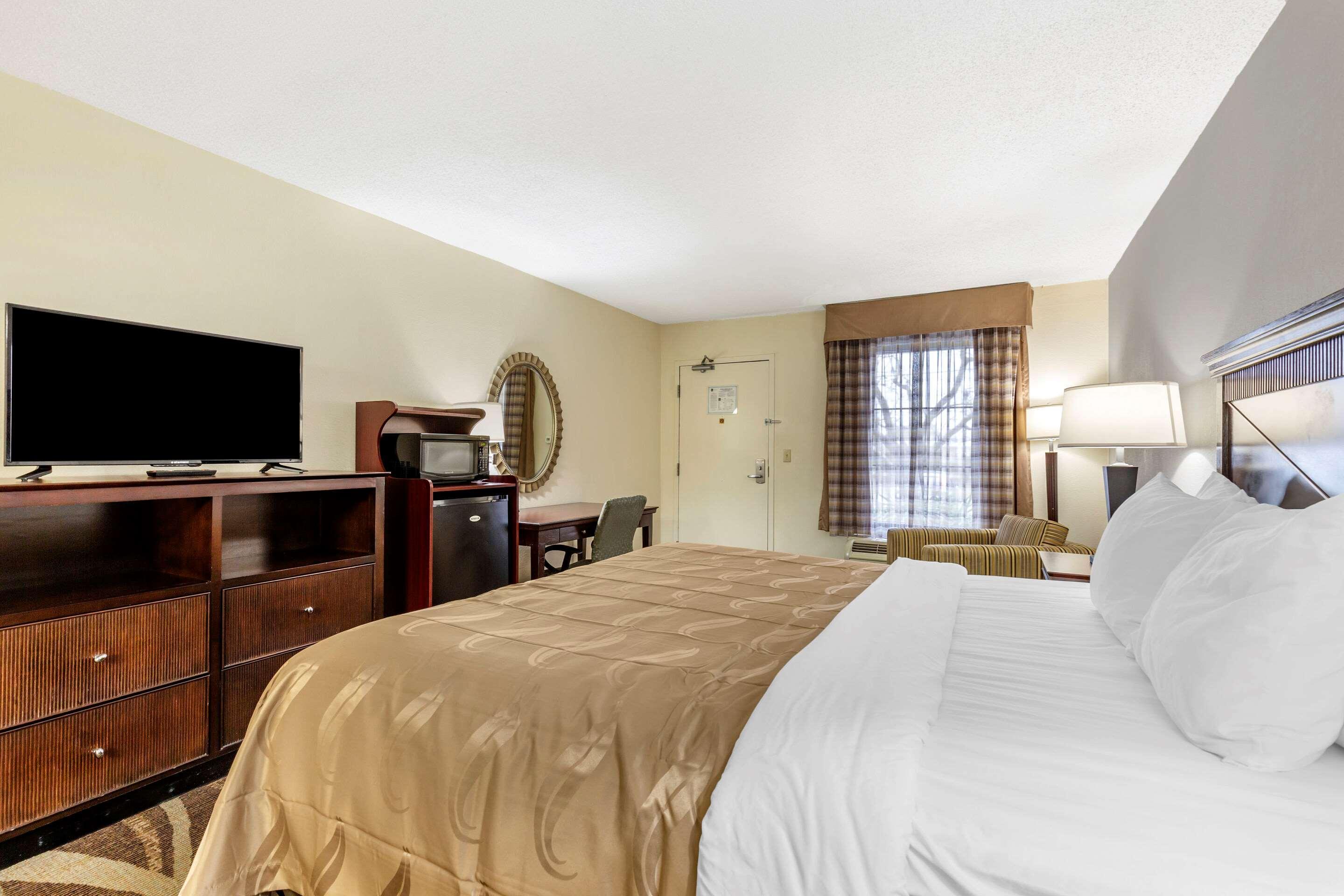 Quality Inn Windsor Mill Exteriör bild