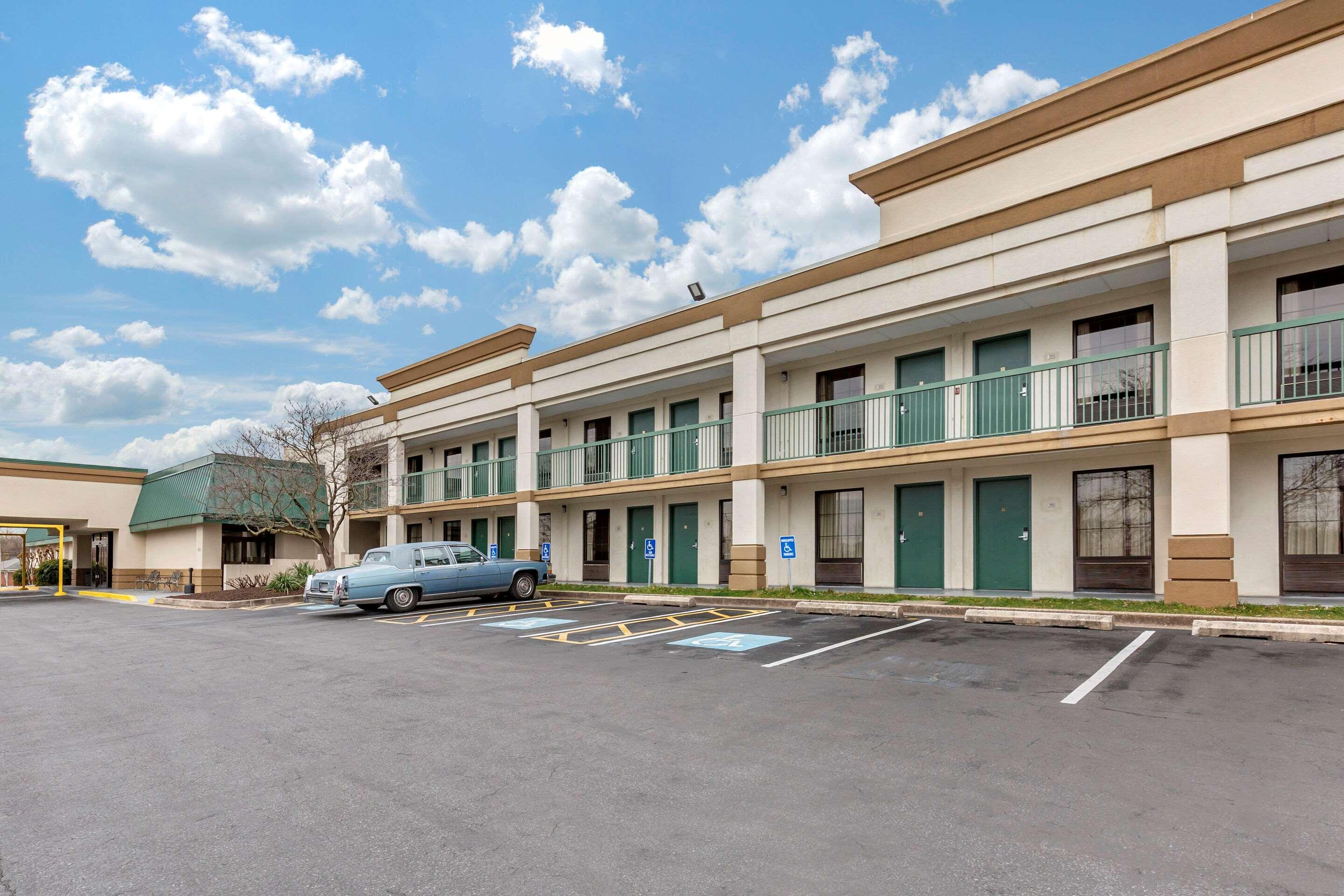 Quality Inn Windsor Mill Exteriör bild