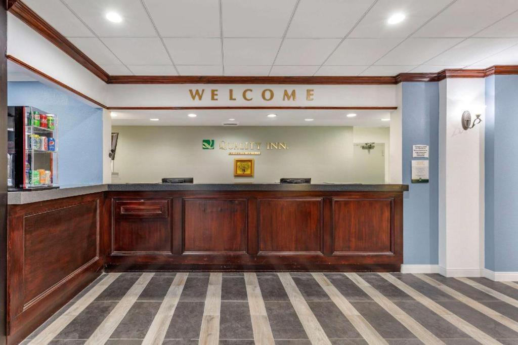 Quality Inn Windsor Mill Exteriör bild