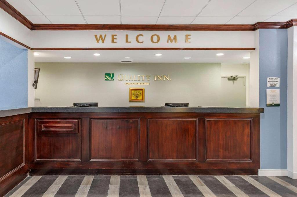 Quality Inn Windsor Mill Exteriör bild