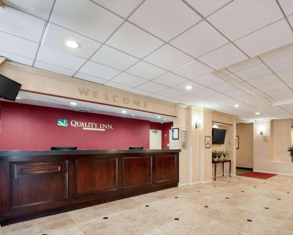 Quality Inn Windsor Mill Exteriör bild