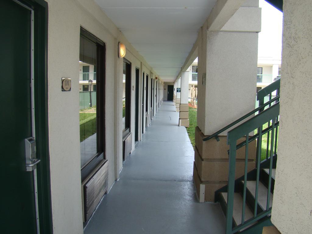 Quality Inn Windsor Mill Exteriör bild